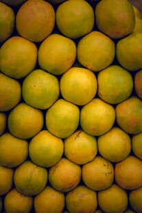 金黄饱满的柑橘堆叠