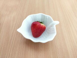 白碟上的鲜红草莓