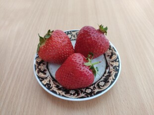 盘中新鲜草莓