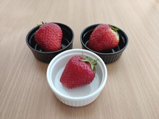 三颗草莓置于小碗中