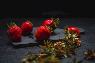 新鲜草莓与绿植摆拍