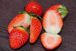 新鲜草莓摆放在木桌上