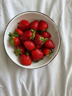 碗中新鲜草莓色泽诱人