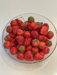 玻璃碗中的新鲜红草莓