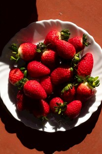 盘中新鲜草莓色泽诱人