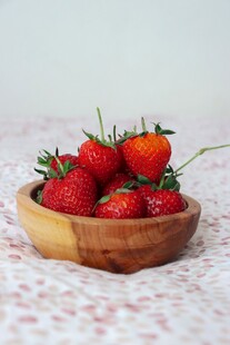 木碗中的新鲜红草莓