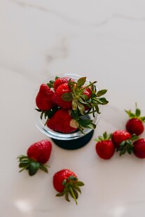 玻璃碗中新鲜诱人的草莓