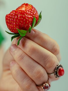 手托鲜红草莓特写