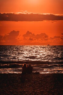 夕阳下的海滩浪漫景象