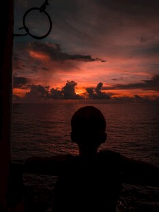 夕阳下的海边孤独身影