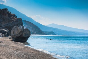 海边岩石与远山美景