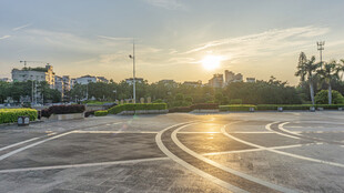 夕阳下的空旷停车场
