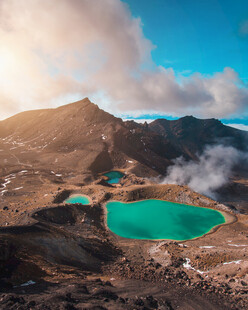 壮丽火山湖景观
