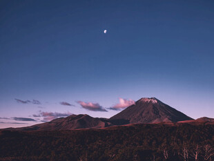 月夜下的壮丽火山景观