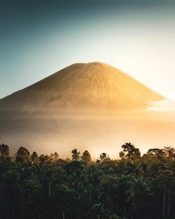 日出下的巍峨山峰与植被