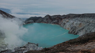 梦幻蓝湖火山景观