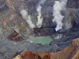 火山口景观烟雾缭绕湖泊