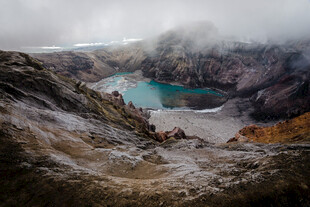 火山湖云雾缭绕的壮丽景观