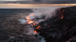 海边火山熔岩壮观景象