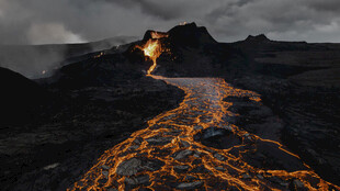 火山熔岩流淌的壮丽景象