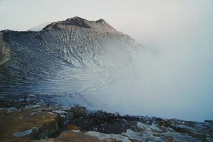 火山景观下的朦胧美景