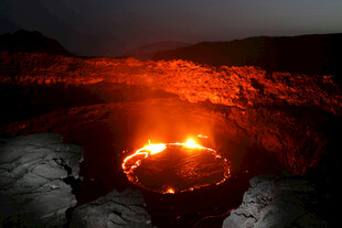 火山口炽热岩浆景象