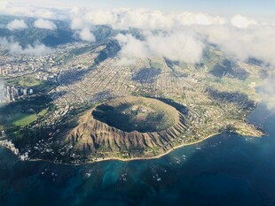 俯瞰壮观火山口与海岸线