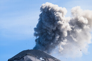 火山喷发壮观景象