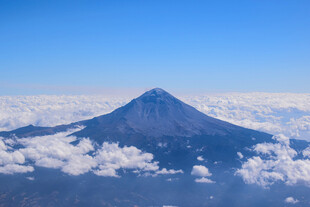云端之上的巍峨山峰