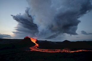 火山熔岩流淌壮丽景观