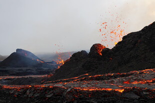 火山喷发熔岩流淌景象