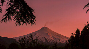 夕阳下的壮丽山峰景色