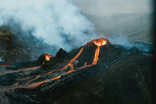 火山熔岩流淌壮丽景象