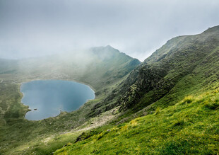 山间雾绕湖泊美景