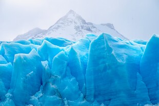 蓝色冰川与远处雪山美景