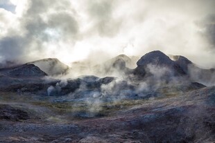 火山景观云雾缭绕的壮丽
