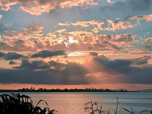 海滨绝美日落霞光景象