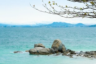 海边礁石与远处山峦美景