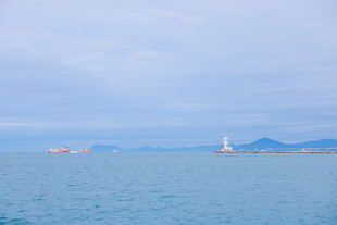 海上帆船与远山风景
