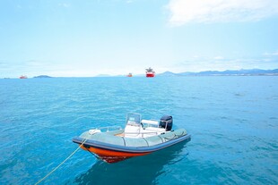海上停泊的小型快艇
