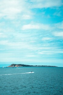 海上孤岛与航行船只