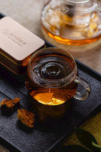 精致玻璃茶具与茶饮