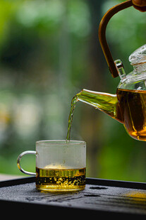 茶壶倒茶入杯的惬意瞬间