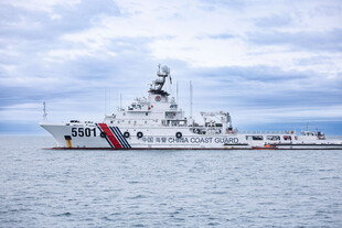 海上执法船航行于海面