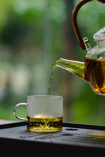 茶壶倾茶入杯