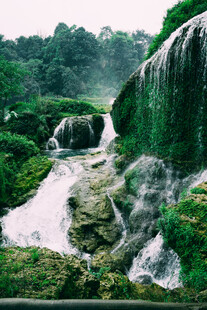 山间瀑布美景