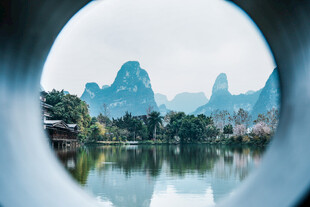 透过圆孔赏山水美景