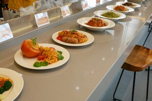 自助餐厅多样美食陈列