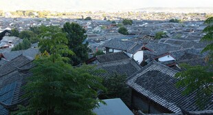 俯瞰古朴村落屋顶景观