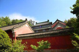 古色古香中式红墙建筑